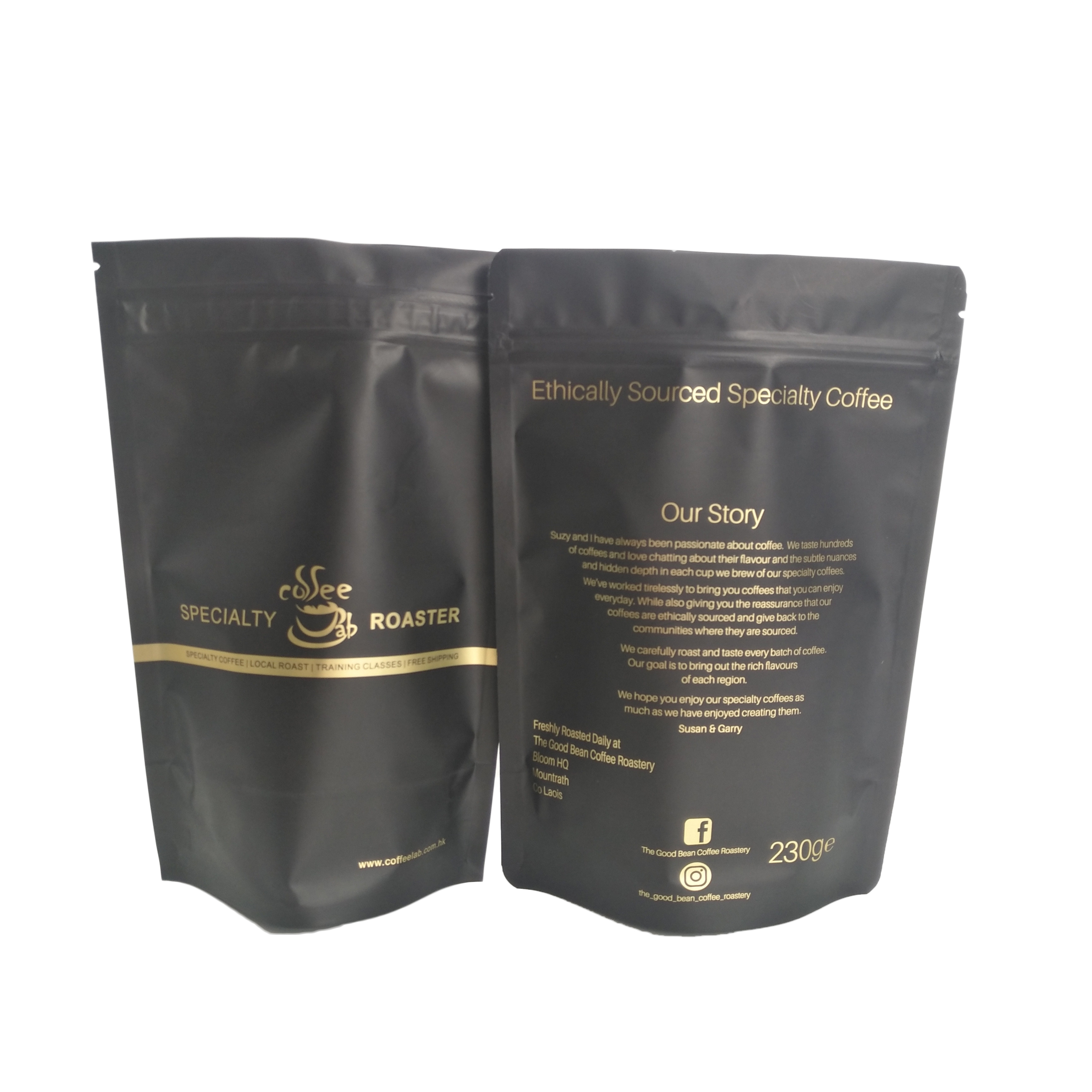 Ο Μαύρος μεταλλινών τελειώνει τη στάση φύλλων αλουμινίου επάνω στη συσκευάζοντας τσάντα καφέ τσαντών φερμουάρ με τις χρυσές λουρίδες