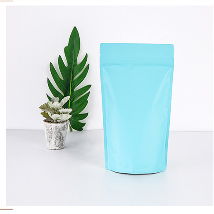 Το σώμα τρίβει την πλαστική στάση φύλλων αλουμινίου αλουμινίου επάνω στη σακούλα με το φερμουάρ