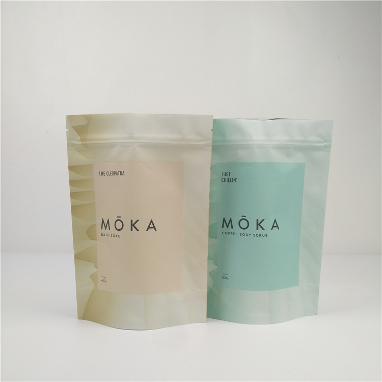 Τοποθετημένη σε στρώματα φερμουάρ πλαστική στάση συνήθειας επάνω στις σακούλες για τα άλατα λουτρών