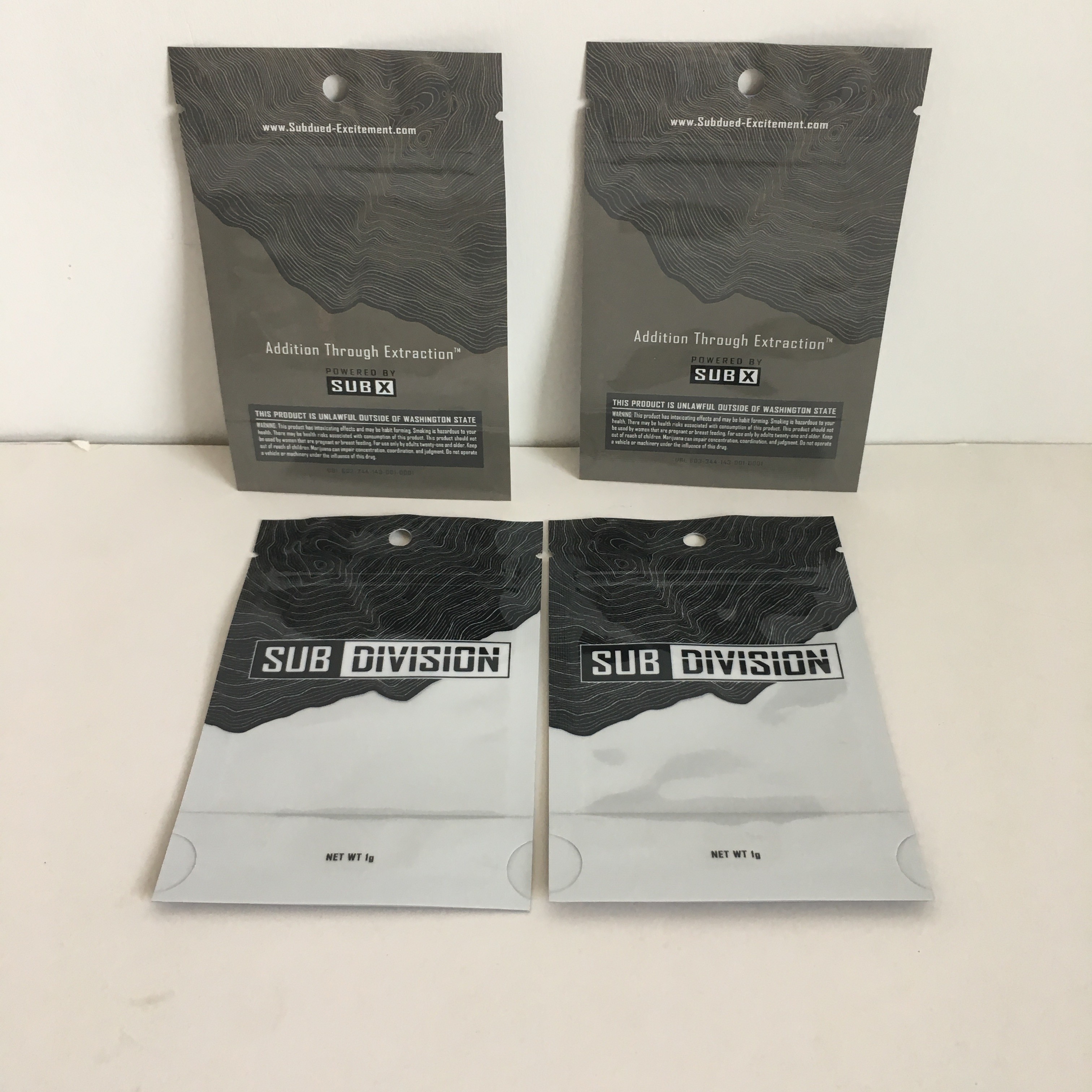 Η στάση απόδειξης μυρωδιάς επάνω στις τσάντες Mylar σακουλών με Ziplock 1g τις καννάβεις ανθίζει τις πλαστικές σακούλες με το σαφές παράθυρο τρυπών κρεμαστρών