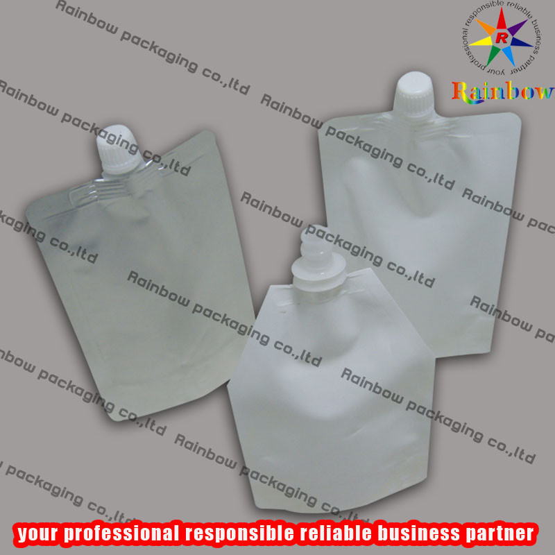 Ζωηρόχρωμη στάση συνήθειας εκτύπωσης επάνω στις πλαστικές τσάντες βαθμού τροφίμων που συσκευάζουν με την κλειδαριά φερμουάρ