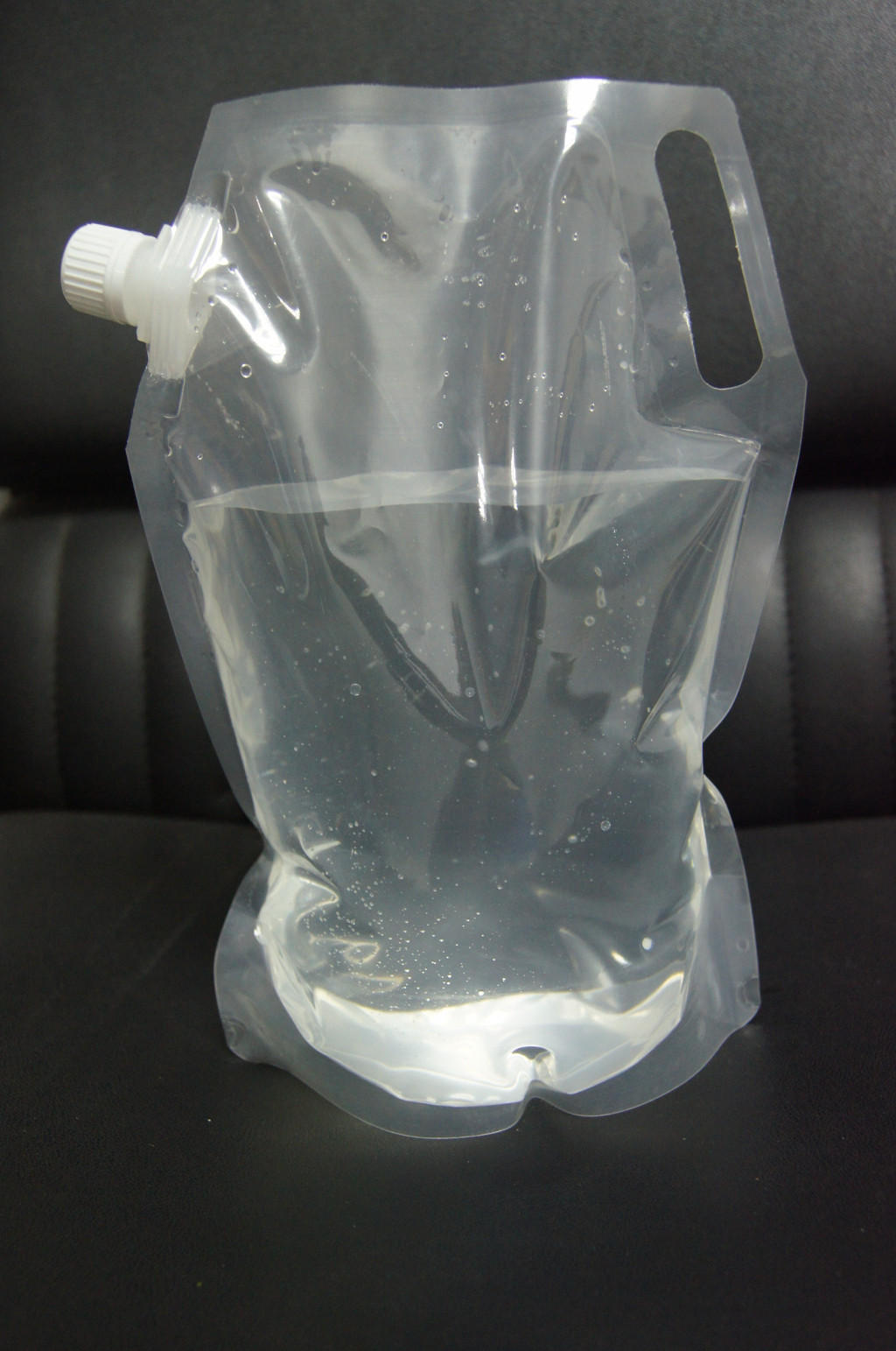 Ζωηρόχρωμη στάση απόδειξης νερού εκτύπωσης που συσκευάζει επάνω την τσάντα με τους σωλήνες γωνιών για Liguid