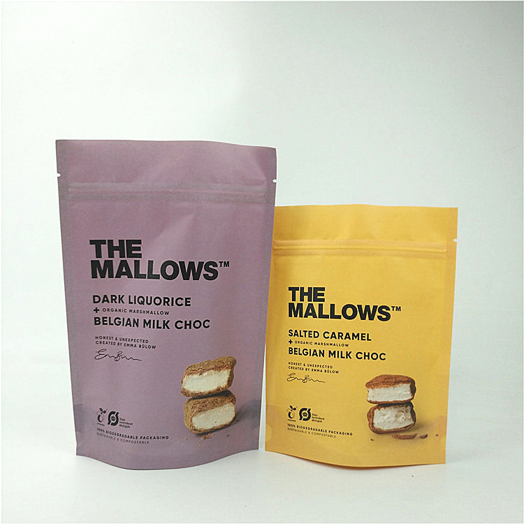 Στάση εγγράφου της Kraft σοκολάτας γάλακτος πρόχειρων φαγητών επάνω τοποθετημένο σε στρώματα στο σακούλα PE MOPP PET