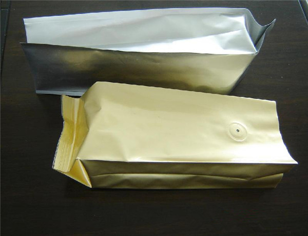 Τοποθετημένες σε στρώματα ατύπωτες πλαστικές σακούλες που συσκευάζουν, συσκευασία φασολιών καφέ τροφίμων