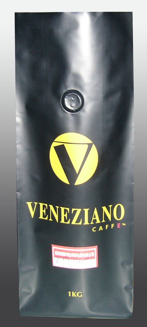 Οι αργυροειδείς κενές τσάντες τσαγιού σφραγίδων που συσκευάζουν τη μεταλλίνη τελειώνουν τη στάση επάνω με την εξαέρωση της βαλβίδας