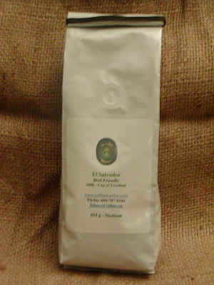 Το χρυσό τετραγωνικό φύλλο αλουμινίου κατώτατου αργιλίου τοποθετεί την τυπωμένη μεταλλίνη σε σάκκο τελειώνει για τη συσκευασία καφέ