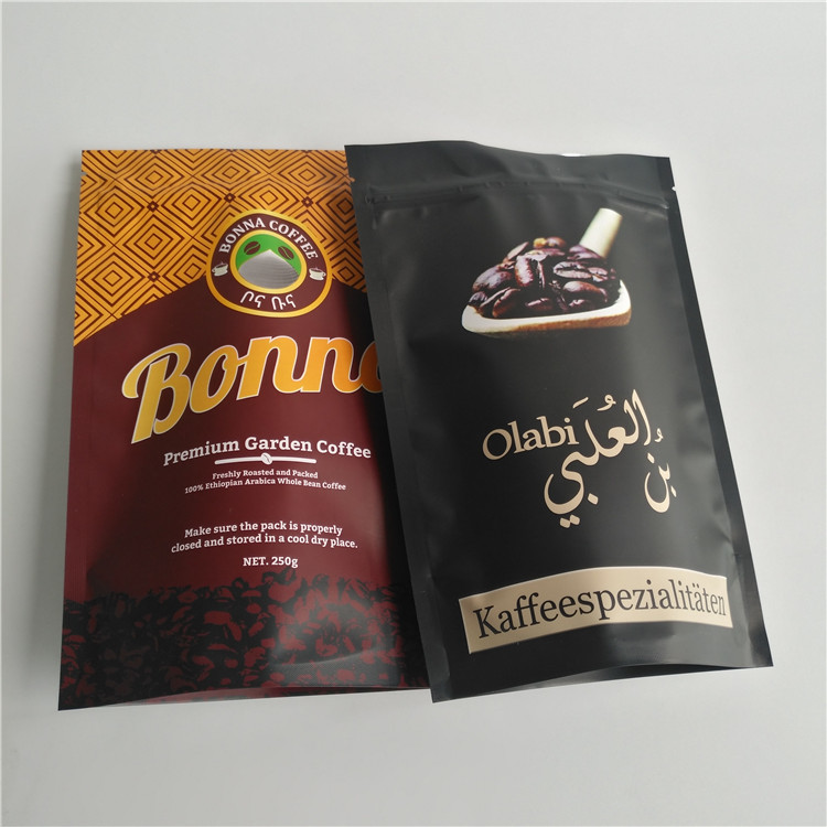 Η εδώδιμη συσκευασία τροφίμων καννάβεων τοποθετεί τις ξανασφραγισμένες Ziplock πλαστικές συσκευάζοντας σακούλες σε σάκκο