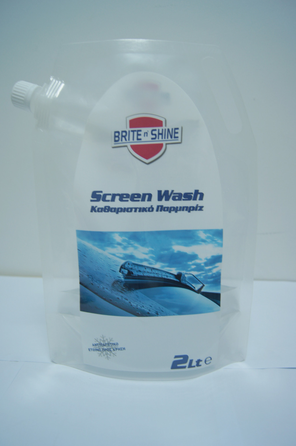 2 η διαφανής πλαστική στάση λίτρου επάνω στο πλύσιμο οθόνης σακουλών που συσκευάζει/η στάση ρίχνει επάνω τις τσάντες για τη συσκευασία πλυσίματος